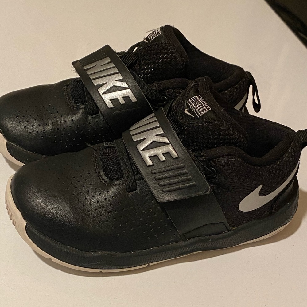 NIKE TEAM HUSTLE D8 GS CHILD BLACK/SILVER Basketball Shoes 881941-001 Size 10C
